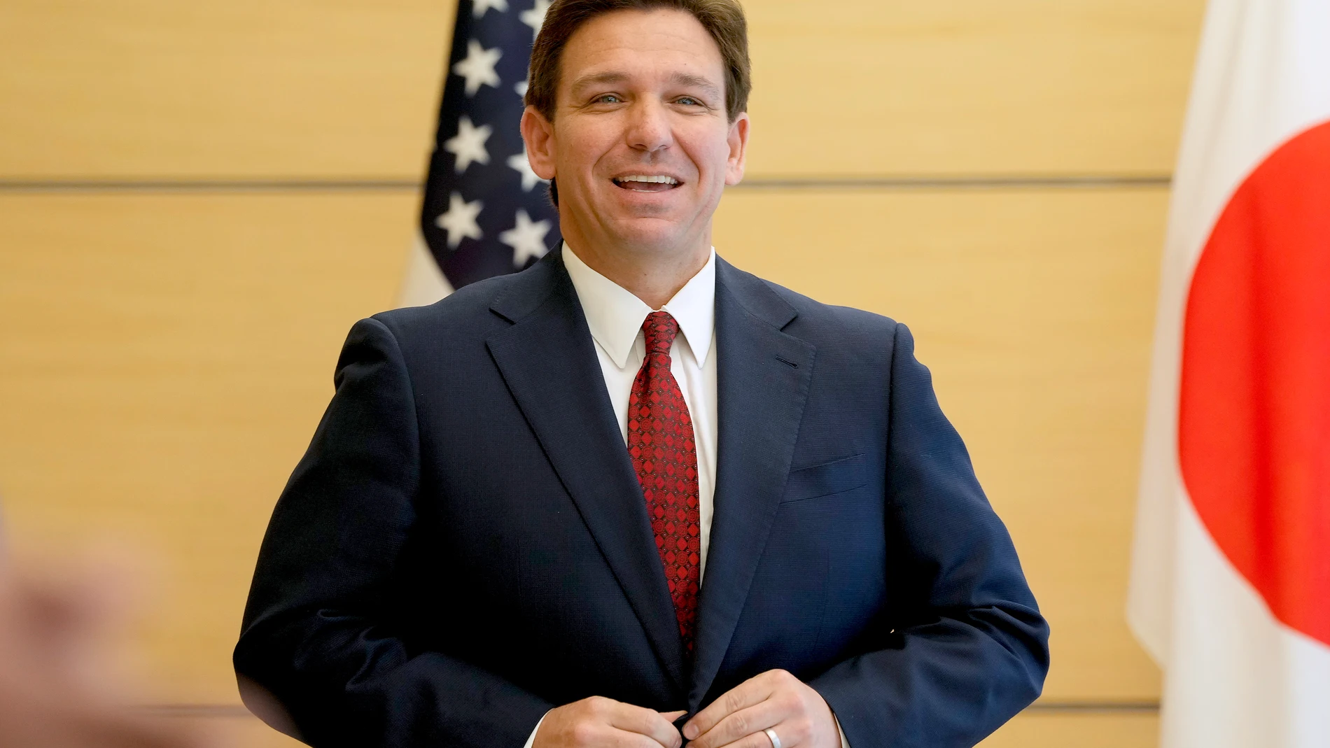 Tokyo (Japan), 24/04/2023.- Florida Governor Ron DeSantis waits for Japanese Prime Minister Fumio Kishida as he pays a courtesy call to Kishida at the latter's official residence in Tokyo, Japan, 24 April 2023. DeSantis, who is expected to be a Republican presidential candidate for 2024, is now in Japan for a two-day visit. Japanese Foreign Ministry said on 21 April 2023 that DeSantis's visit to Japan will be an opportunity to further strengthen relationship between Japan and Flodrida in broad areas including political and economic fields. (Japón, Estados Unidos, Tokio) EFE/EPA/KIMIMASA MAYAMA / POOL