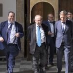 Bonet, a su llegada al foro junto al alcalde Carlos García Carbayo y el presidente de la Cámara de Salamanca, Benjamín Crespo