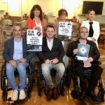 La concejal Ana Redondo junto a Ángel de propios y Francisco Sardón, de Aspaym y Predif, entre otros