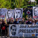 Pancartas a favor de Primo de Rivera frente a la entrada del cementerio de San Isidro