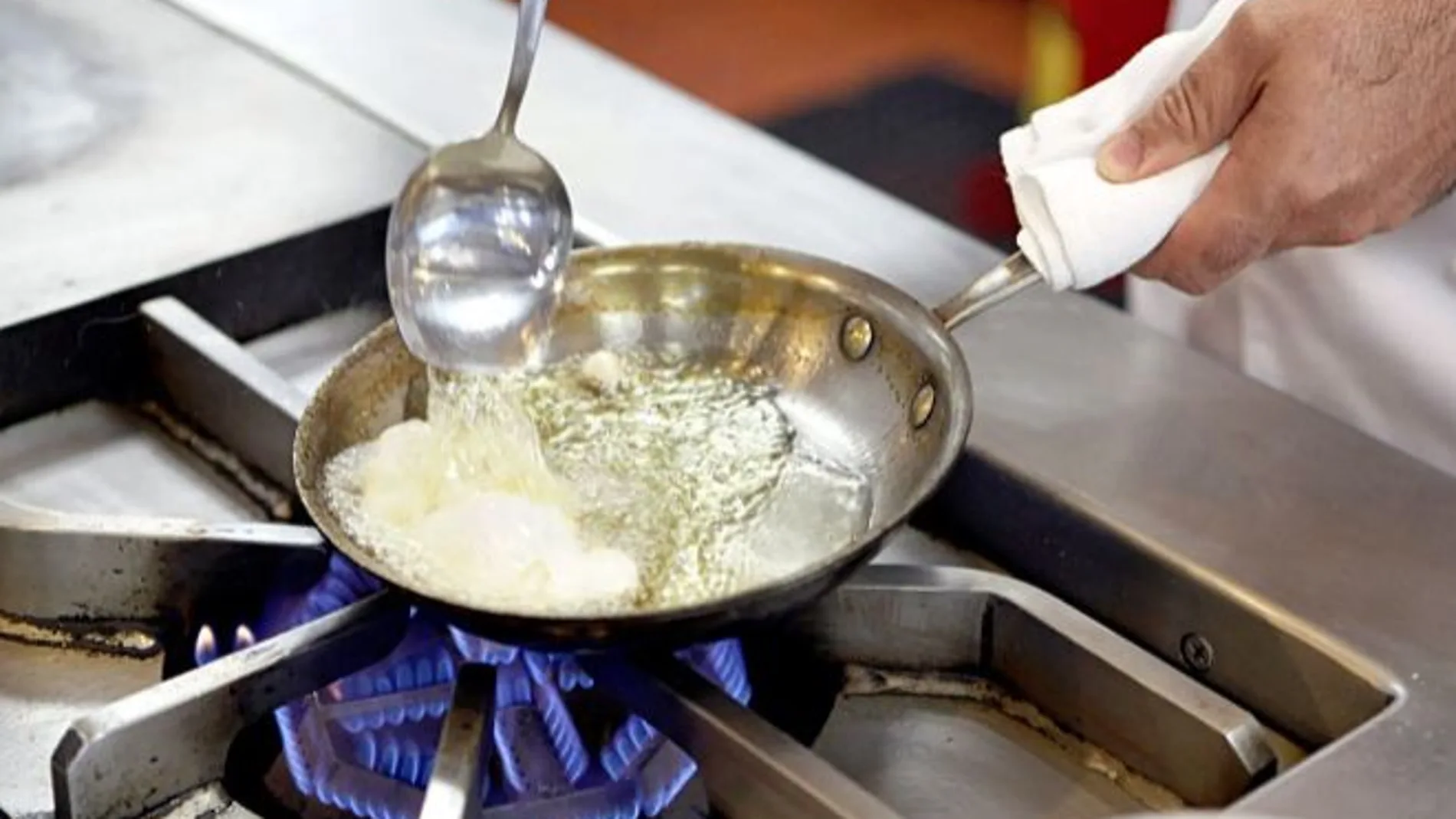 Cuando inclinamos la sartén para cocinar los huevos, lo que conseguimos es que el huevo pueda sumergirse casi por completo, de forma que haya más superficie en contacto directo con el aceite