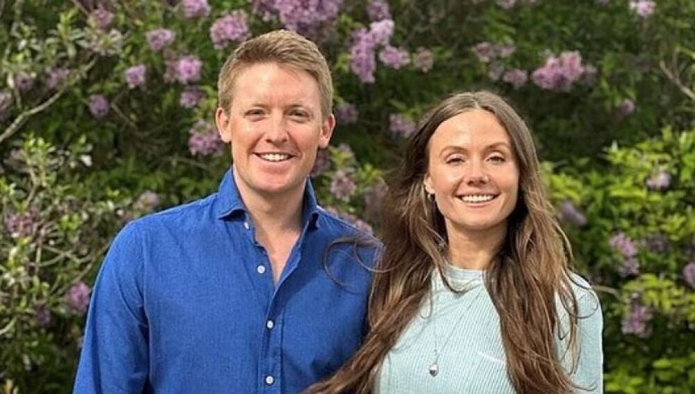 Hugh Grosvenor y Olivian Henson 