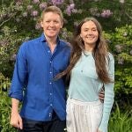 Hugh Grosvenor y Olivian Henson 