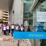 Afines a la cabeza de lista de Podemos Asturias, Covadonga Tomé, se manifiestan a las puertas de la Junta Electoral de Gijón