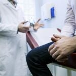 Un médico atiende a un paciente en consulta