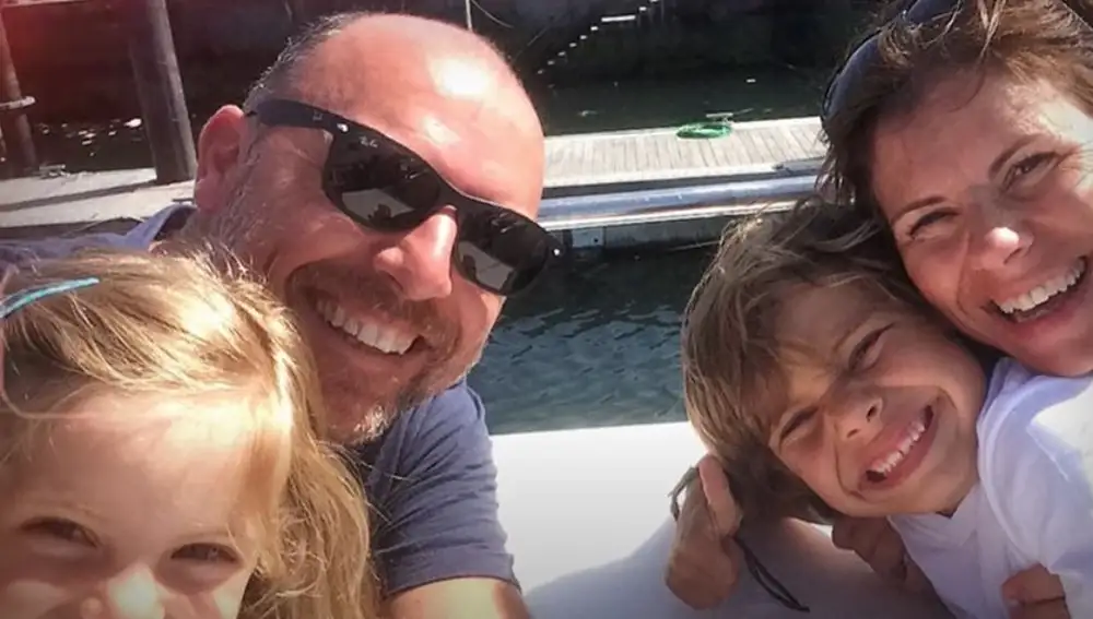 Luis y Esther, junto a sus hijos Ian y Chloe