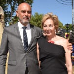 Ana Rosa Quintana y su marido en la Feria de Abril de Sevilla