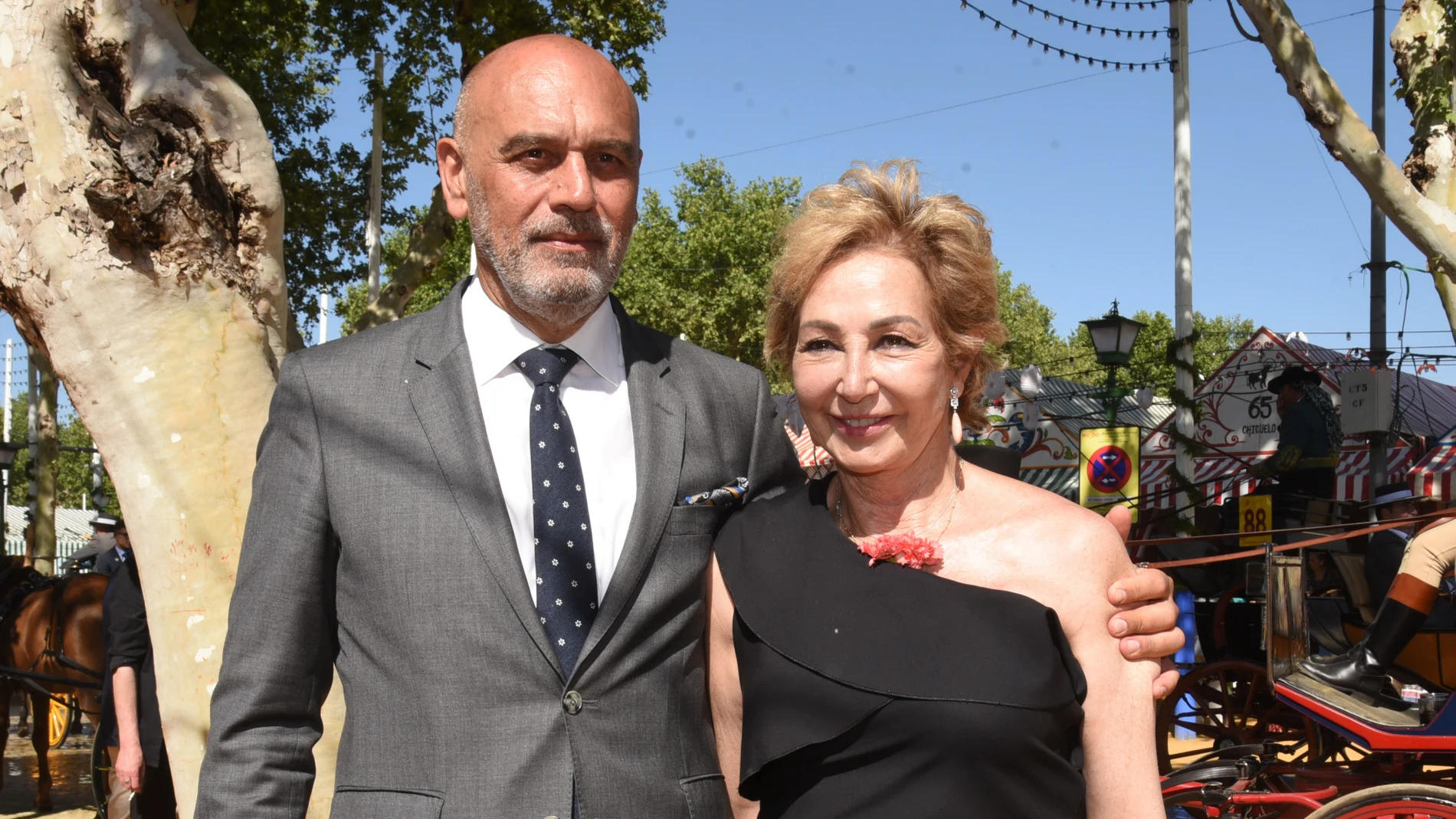 Ana Rosa Quintana y su marido en la Feria de Abril de Sevilla