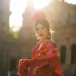 Violeta Mangriñán vestida de flamenca en Sevilla.