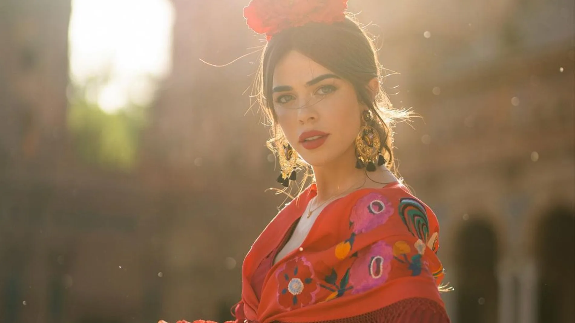 Violeta Mangriñán vestida de flamenca en Sevilla.