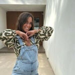 María Pombo con una bonita blusa estampada de Mango.
