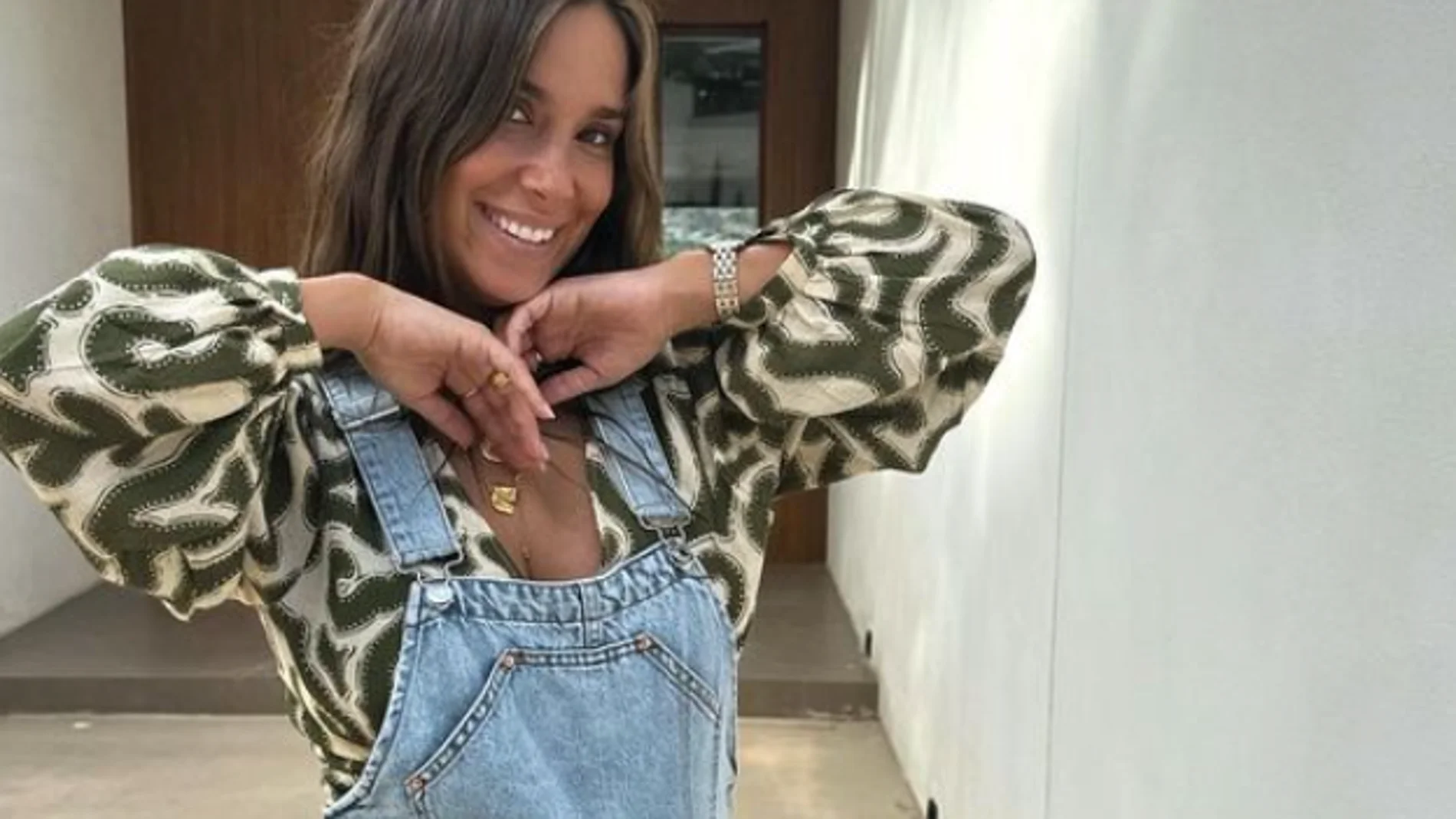 María Pombo con una bonita blusa estampada de Mango.