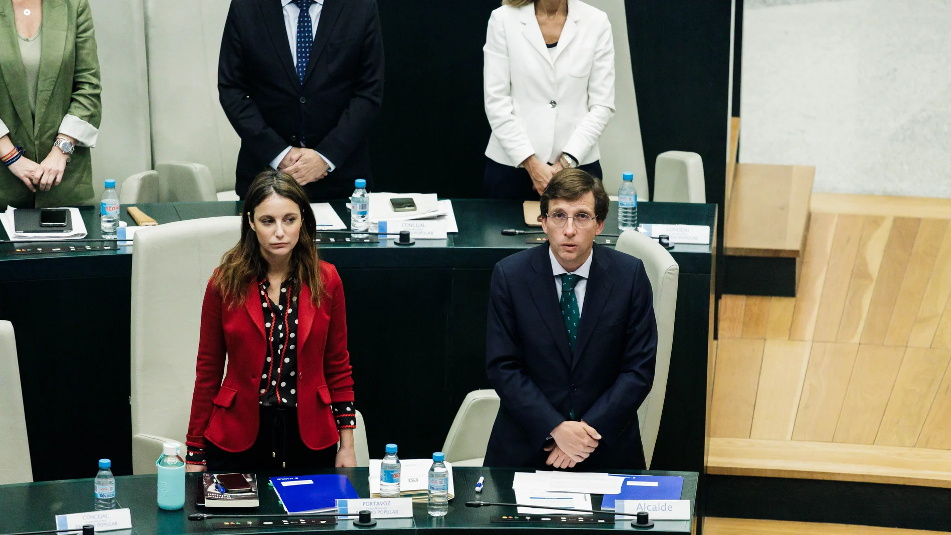 La delegada de Cultura, Turismo y Deporte, Andrea Levy y el alcalde de Madrid, José Luis Martínez-Almeida, durante una sesión plenaria en el Ayuntamiento de Madrid, a 25 de abril de 2023, en Madrid (España). El Ayuntamiento de Madrid celebra el último pleno ordinario del actual mandato (2019-2023) con una sesión en la que varios de los concejales se despedirán del Consistorio, habrá otros ediles que ocupen escaños en una bancada a la que ya no pertenecen --el caso de Pepe Aniorte y Ángel Niño tras su salida de CS-- y donde sobrevolará un aroma electoral, con los comicios del próximo 28 de mayo cada vez más cerca. 25 ABRIL 2023;AYUNTAMIENTO;MADRID;PLENO Carlos Luján / Europa Press 25/04/2023