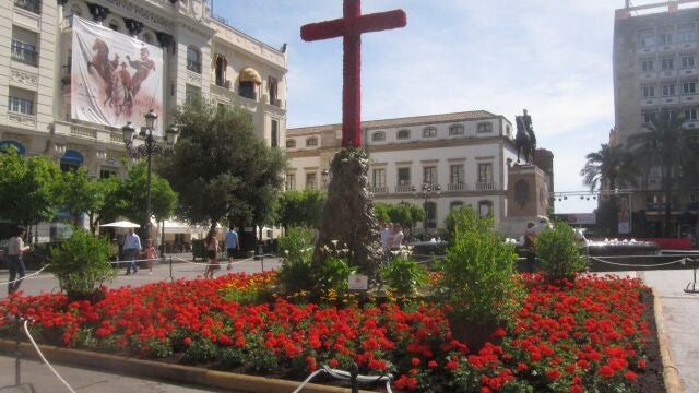 Foto de archivo de una cruz de mayo 