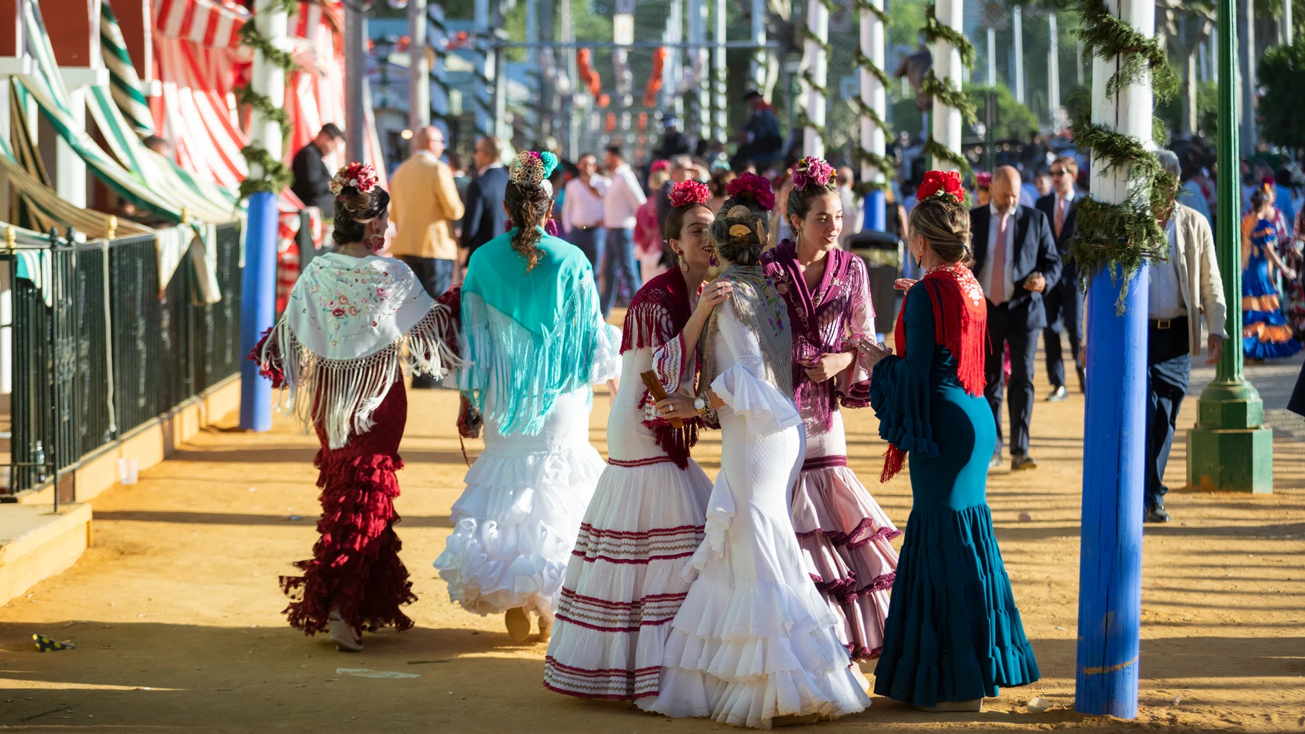 Flamencas en la feria. A 25 de abril de 2023, en Sevilla, (Andalucía, España). Ambiente en el real, el martes de Feria de Abril.25 ABRIL 2023María José López / Europa Press25/04/2023