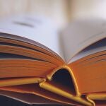 Muchos creen que las páginas de un libro están pegados a la cubierta por el lomo, pero en realidad están pegados a ella por las guardas