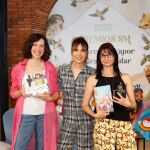 Patricia García, a la izquierda, la periodista María Gómez y Mónica Rodríguez, durante la entrega del premios SM de literatura infantil y juvenil
