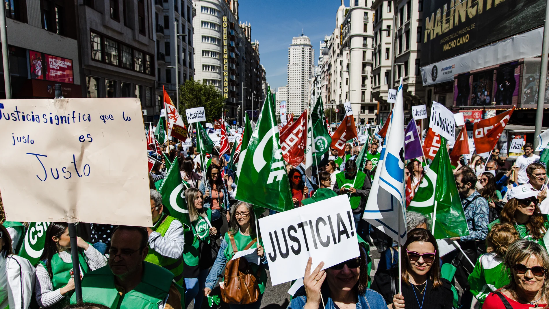 Funcionarios de la Administración de Justicia durante una protesta para reclamar una subida salarial, en la sede del Ministerio de Justicia