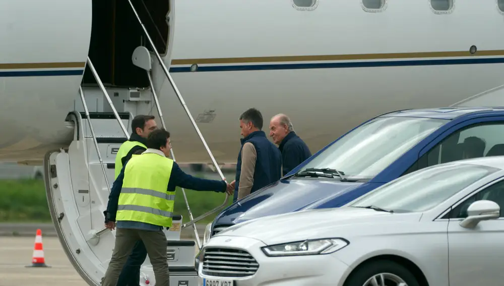 El Rey Juan Carlos I llega a un avión privado en el aeropuerto vitoriano de Foronda, a 25 de abril de 2023, en Vitoria, Álava, País Vasco (España). El Rey Juan Carlos I ha llegado al aeropuerto tras abandonar la clínica en la que se encontraba en Vitoria para someterse a una revisión médica.