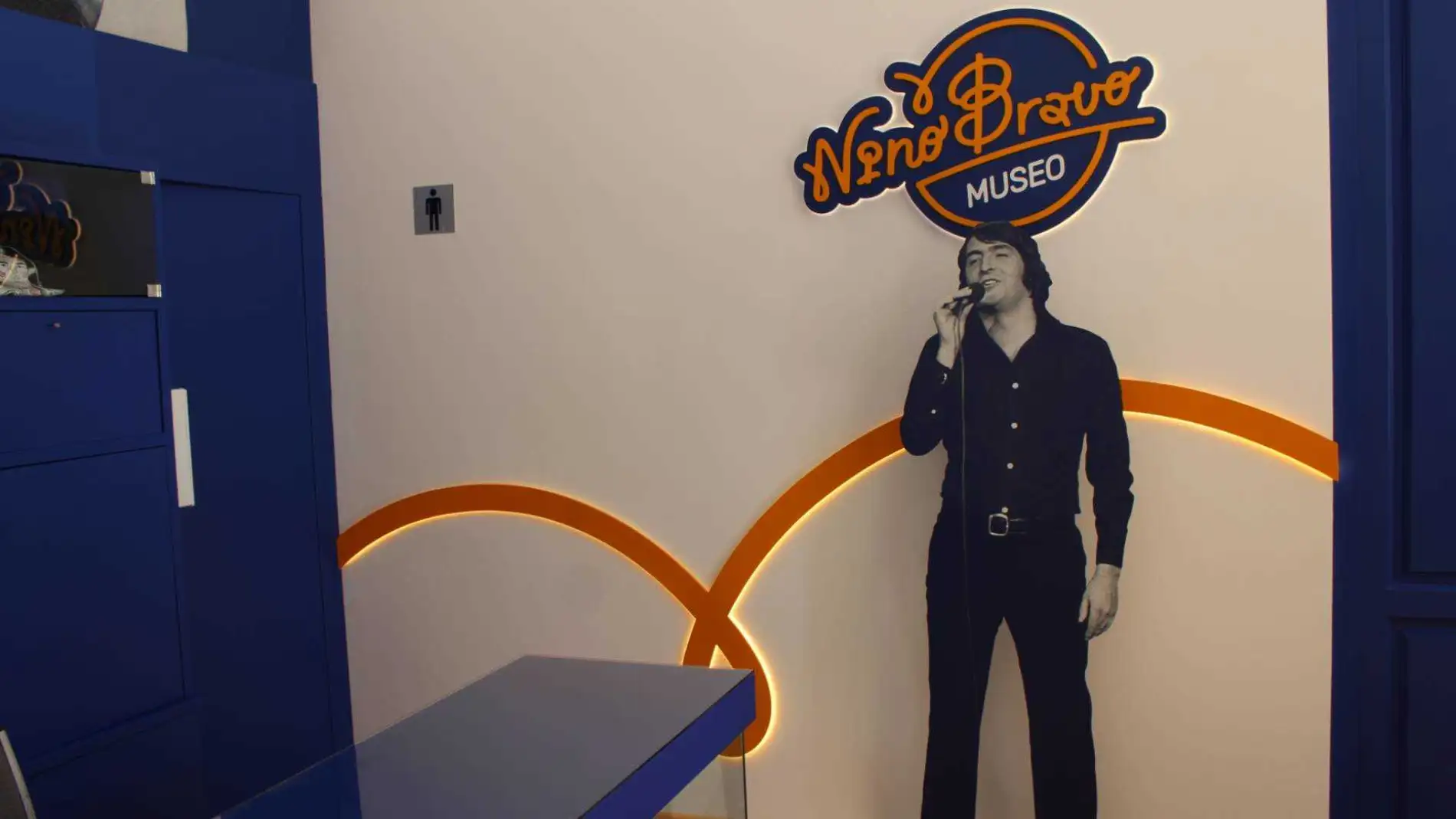 Figura de Nino Bravo en el museo sobre el cantante