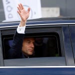El presidente francés, Emmanuel Macron, saluda desde su coche oficial