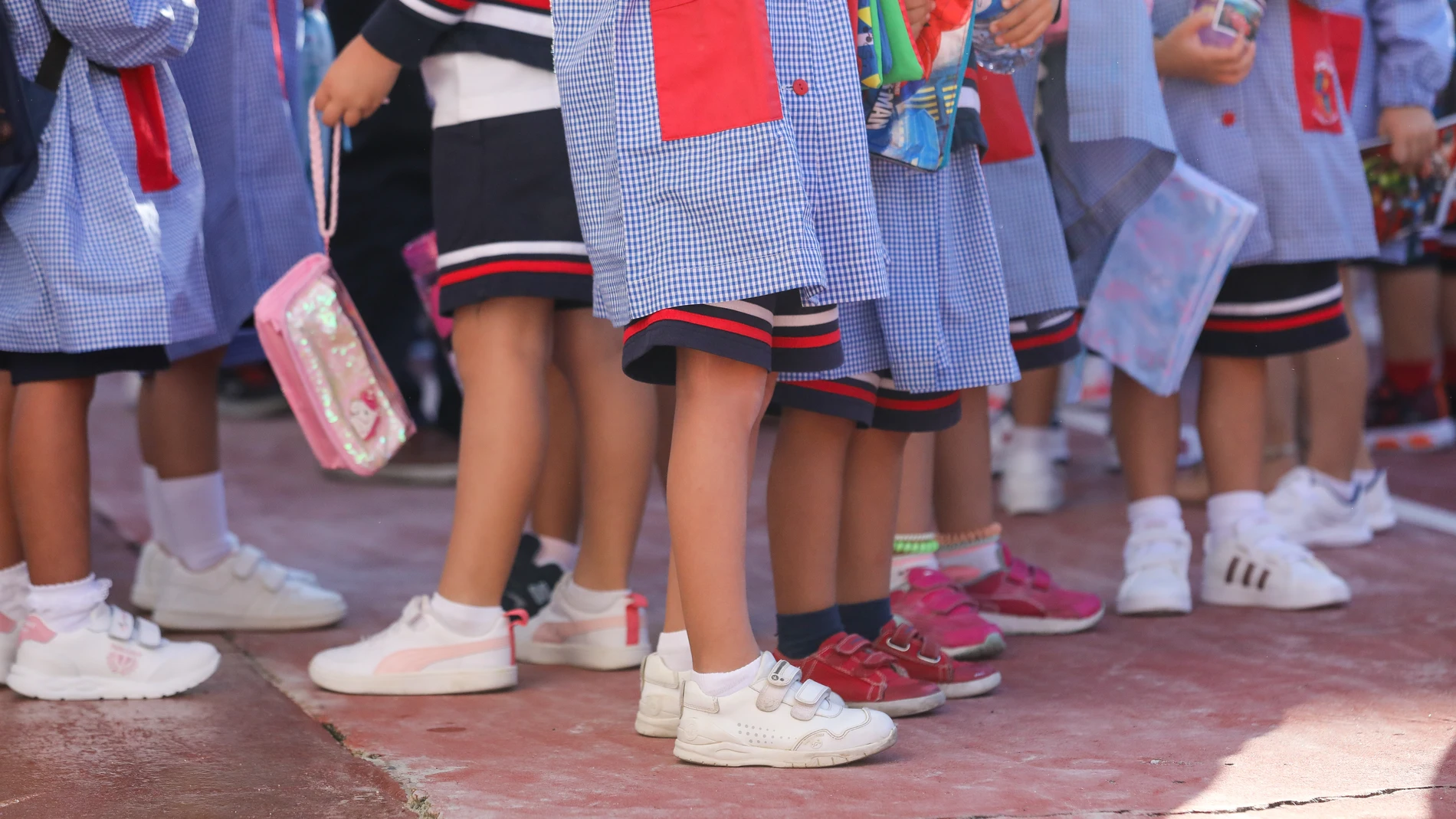 Un grupo de niños espera para entrar en clase