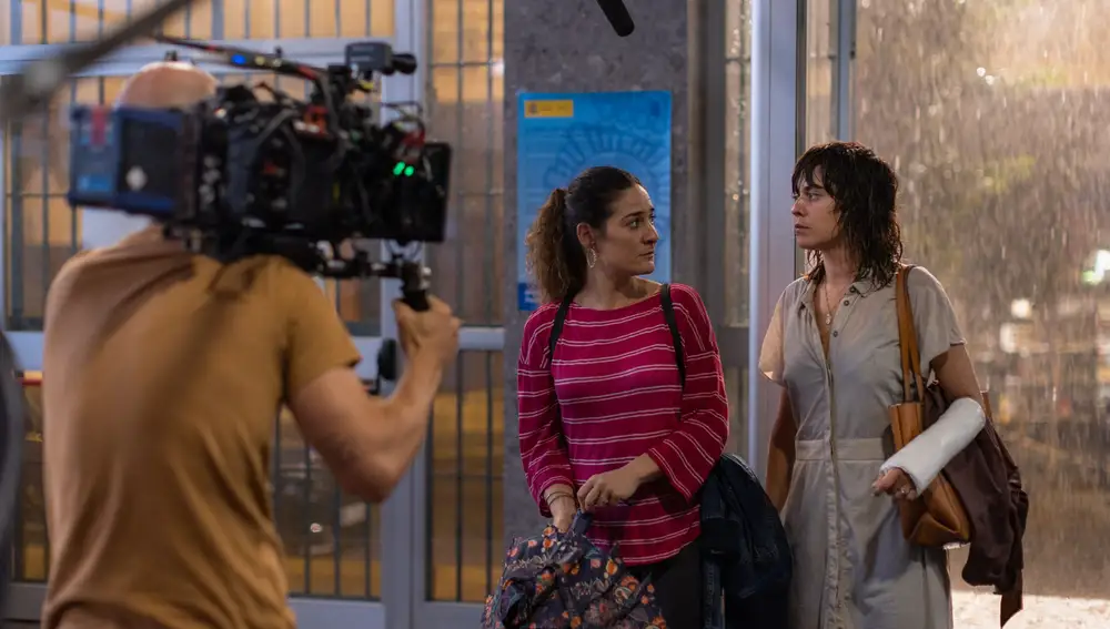Tamara Casellas (izda.) y María León durante el rodaje de "El hijo zurdo"