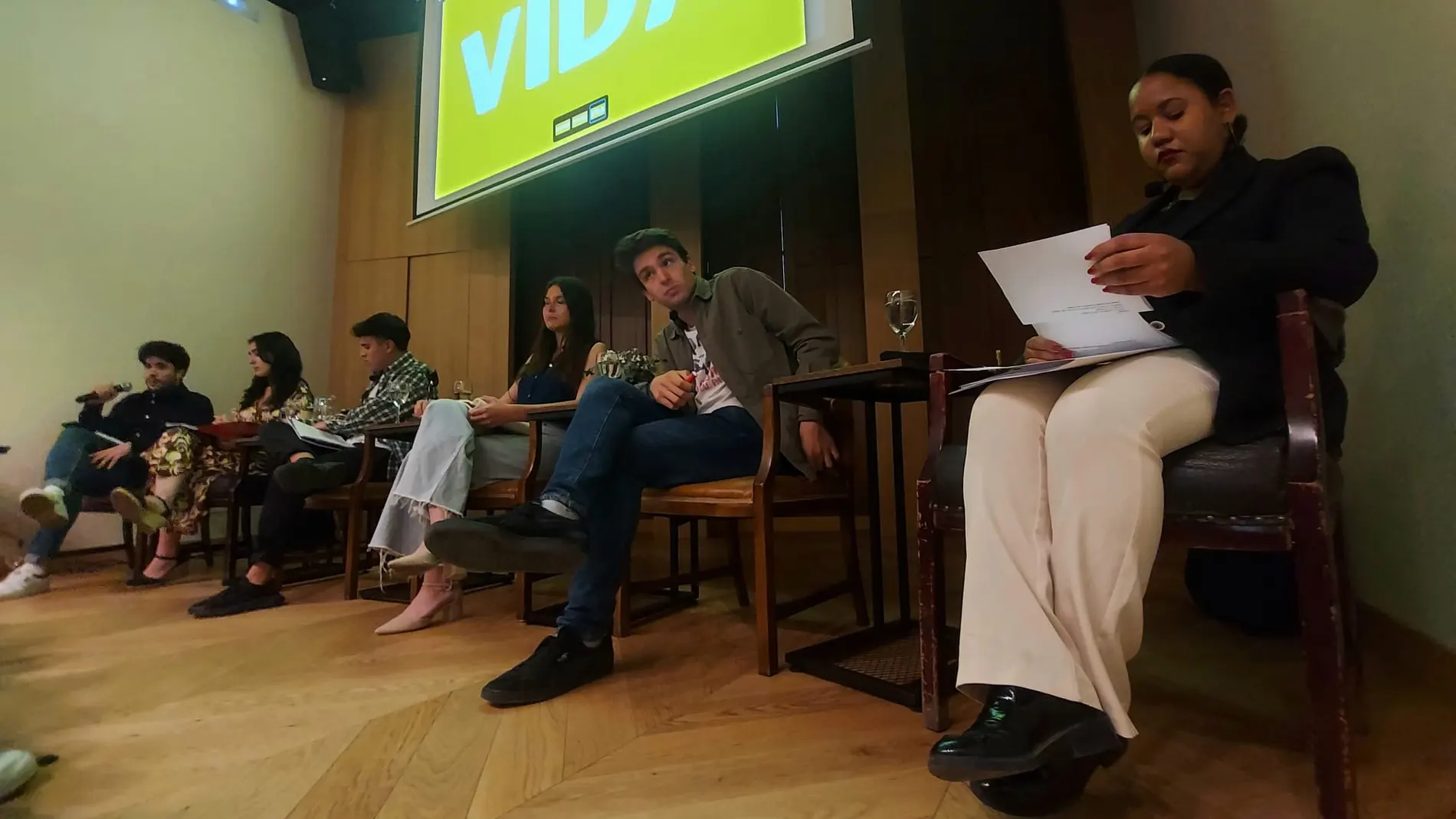 De derecha a izquierda: Diana Matos, secretaria federal de Movimientos Sociales del PSOE; Ignacio Dancausa, presidente de Nuevas Generaciones del PP; Beatriz Borrás, candidata a la Asamblea de Madrid por Más Madrid; Jesús Mantilla, candidato al Ayuntamiento de Madrid por Podemos-IU y Alianza Verde; Silvia Fernández, secretaria general de jóvenes de Ciudadanos y el moderador Samuel Martínez.