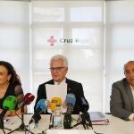 El presidente de Cruz Roja en Castilla y León, José Varela, junto al secretario autonómico, Carlos Santos, y la coordinadora autonómica, Eva Fernández, presentan el avance de memoria de actividad de la entidad en 2022