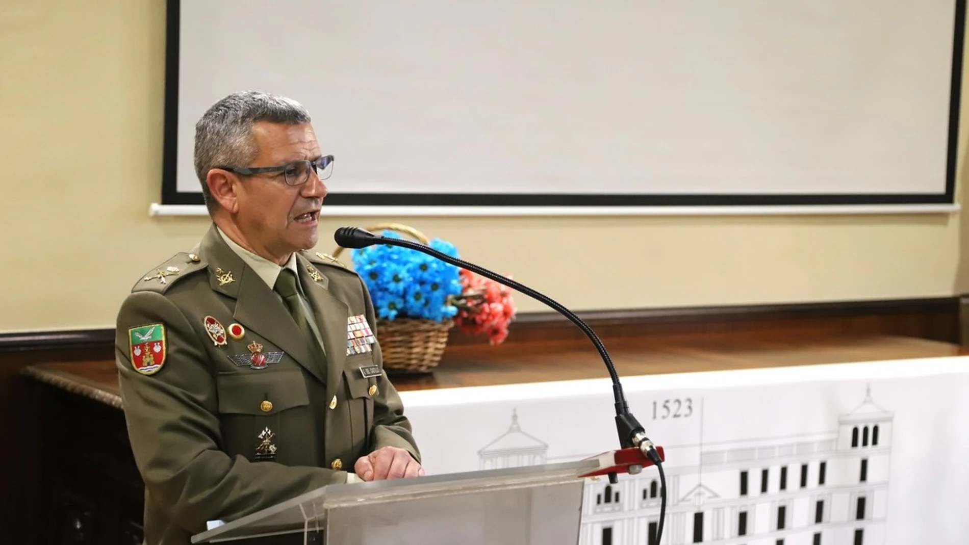 El general César García del Castillo preside el Recital Poético