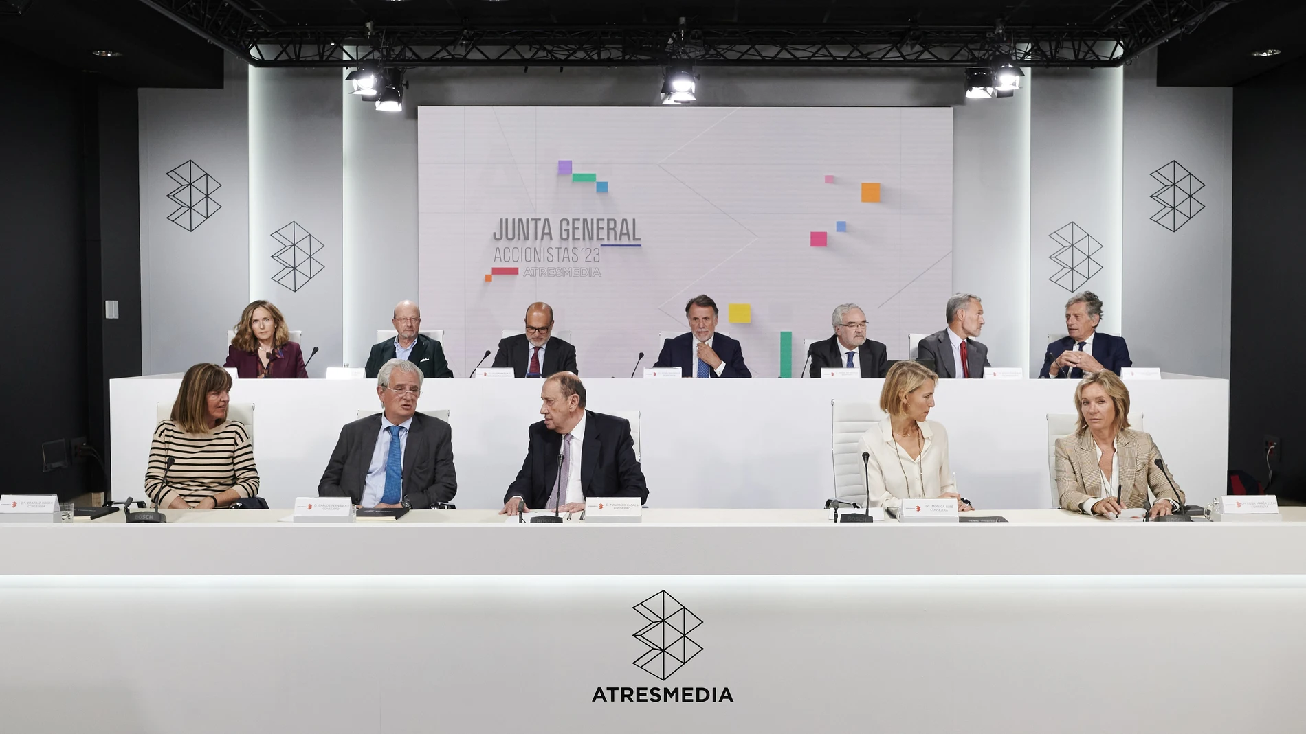 José Creuheras, presidente de Atresmedia, arriba en el centro, durante la Junta