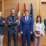 El presidente Fernández Mañueco y el director de Comunicación Julio López Revuelta se reúnen con los representantes del Colegio de Periodistas