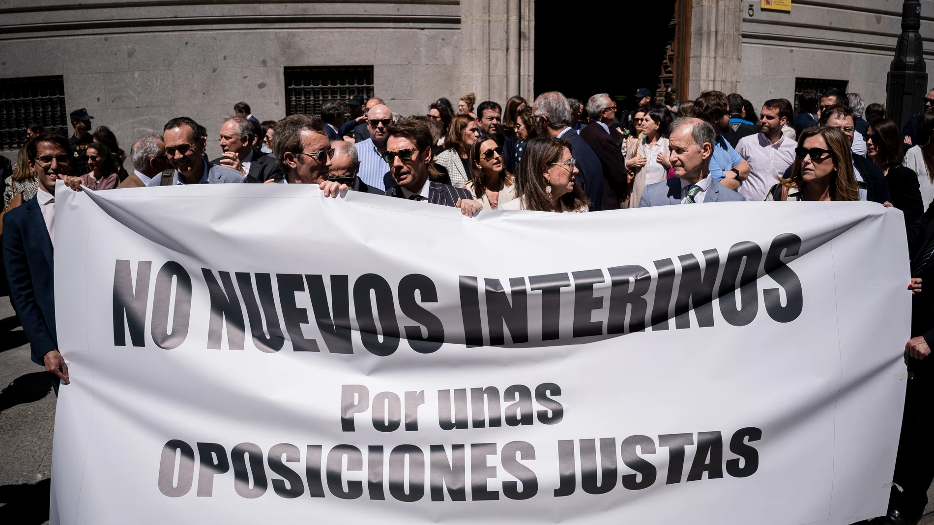 Los Inspectores de Hacienda del Estado y otros Cuerpos Superiores de la Administración se concentran, con una pancarta que reza 'No nuevos interinos, por unas oposiciones justas', ante el Ministerio de Hacienda y Función Pública, a 26 de abril de 2023, en Madrid (España). La protesta ha sido convocada por la Federación de Cuerpos Superiores de la Administración del Estado (Fedeca) para pedir oposiciones "justas" y denunciar la "arbitrariedad" de las promociones internas. Fedeca y la Asociació...