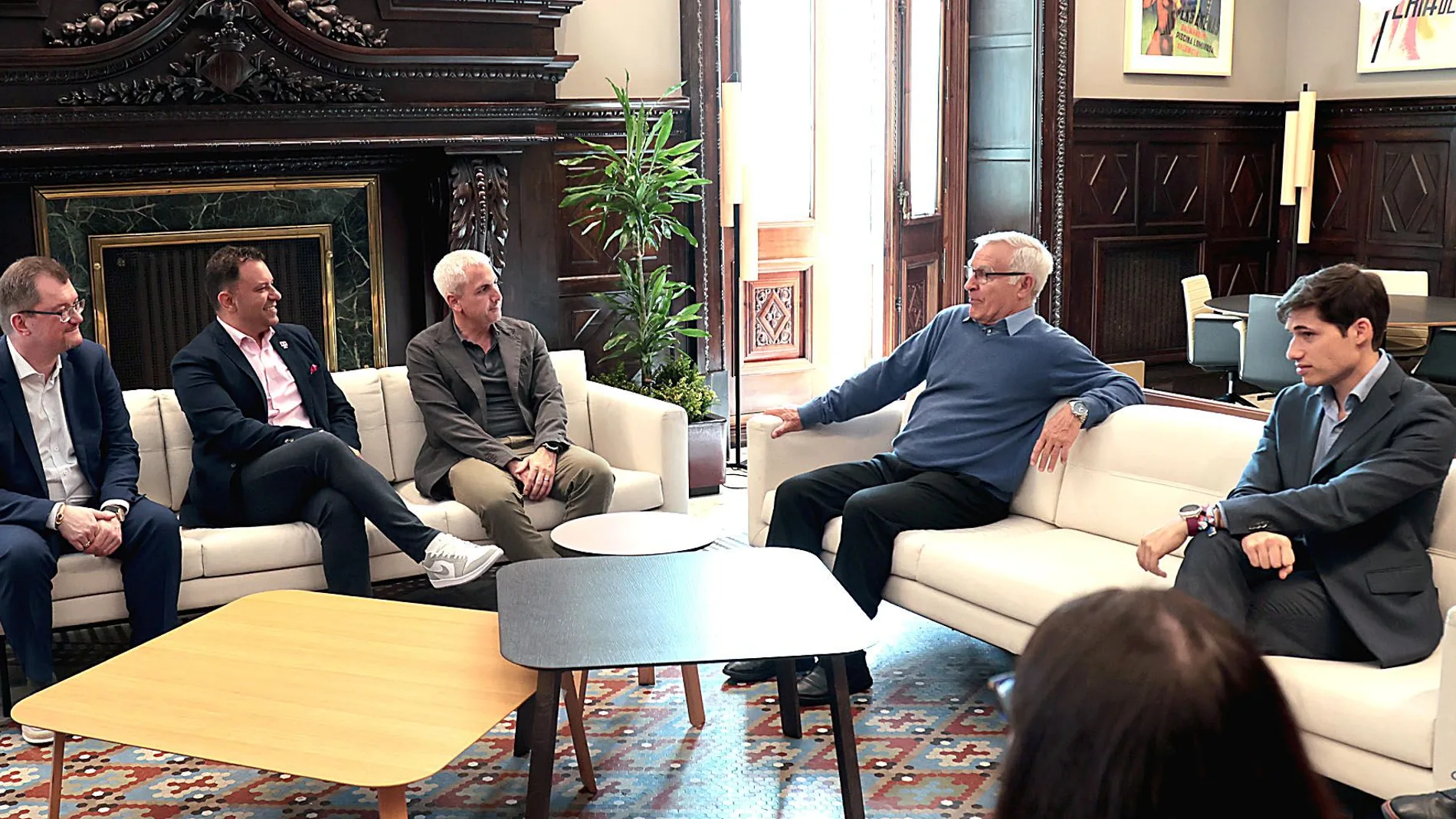 Ribó y el concejal Sanjuan, con directivos de Deustche Telekom