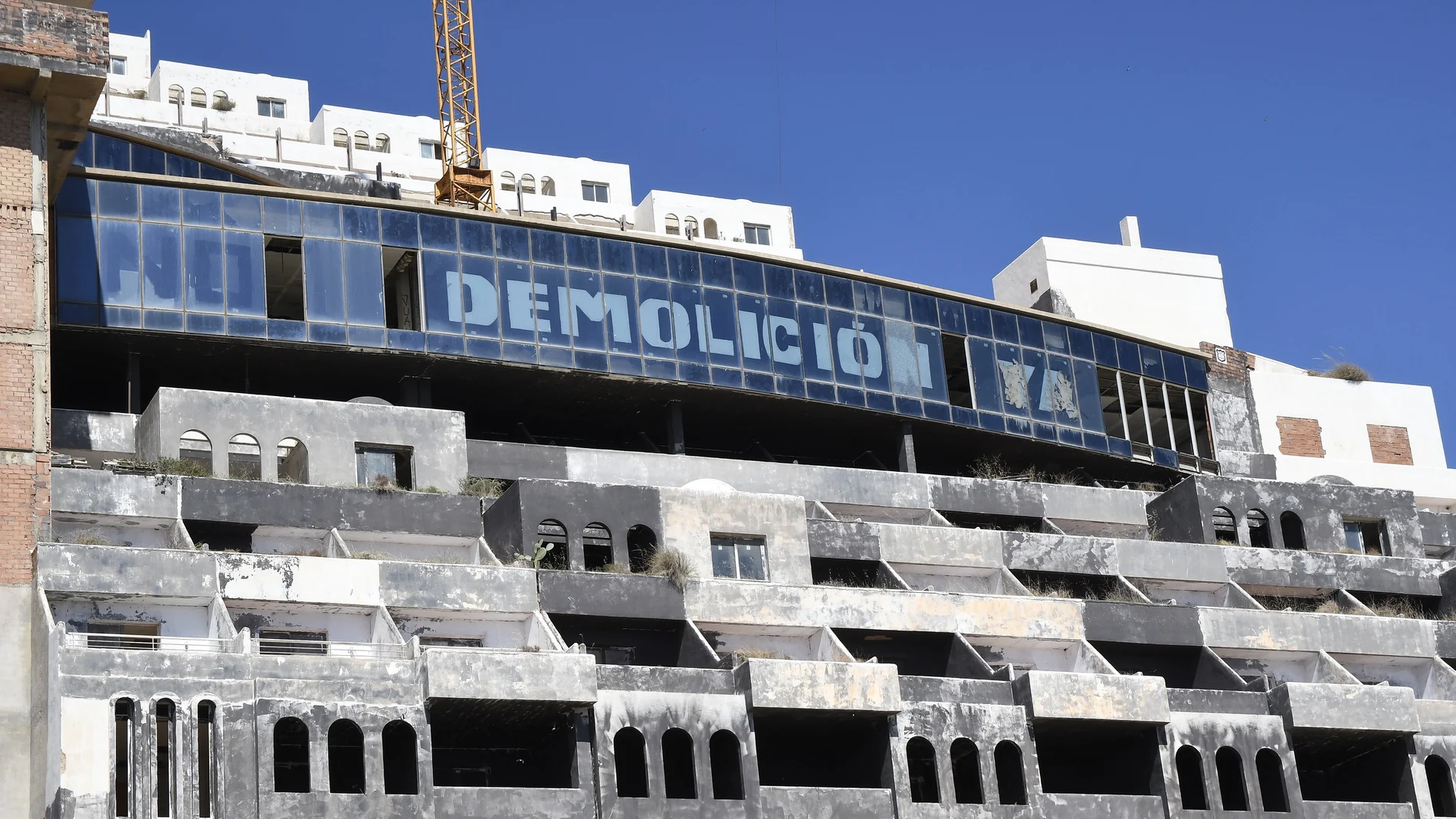 El Ayuntamiento de Carboneras (Almería) celebra un pleno extraordinario en el que se va a desclasificar el paraje de El Algarrobico para declararlo no urbanizable, lo que facilitará que se anule la licencia del hotel construido por Azata del Sol y su posterior derribo.