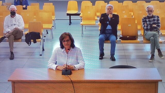 Vicenta Torregrosa, exsuegra del "yonki del dinero", y tras ella, su marido Mariano López, Alfonso Rus, y su exyerno, Marcos Benavent