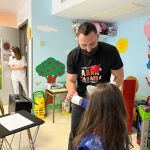 Actuación de magia de Héctor Sansegundo en el Hospital de Segovia