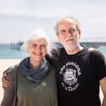 Dolors Sabater y Willy Toledo, en la playa