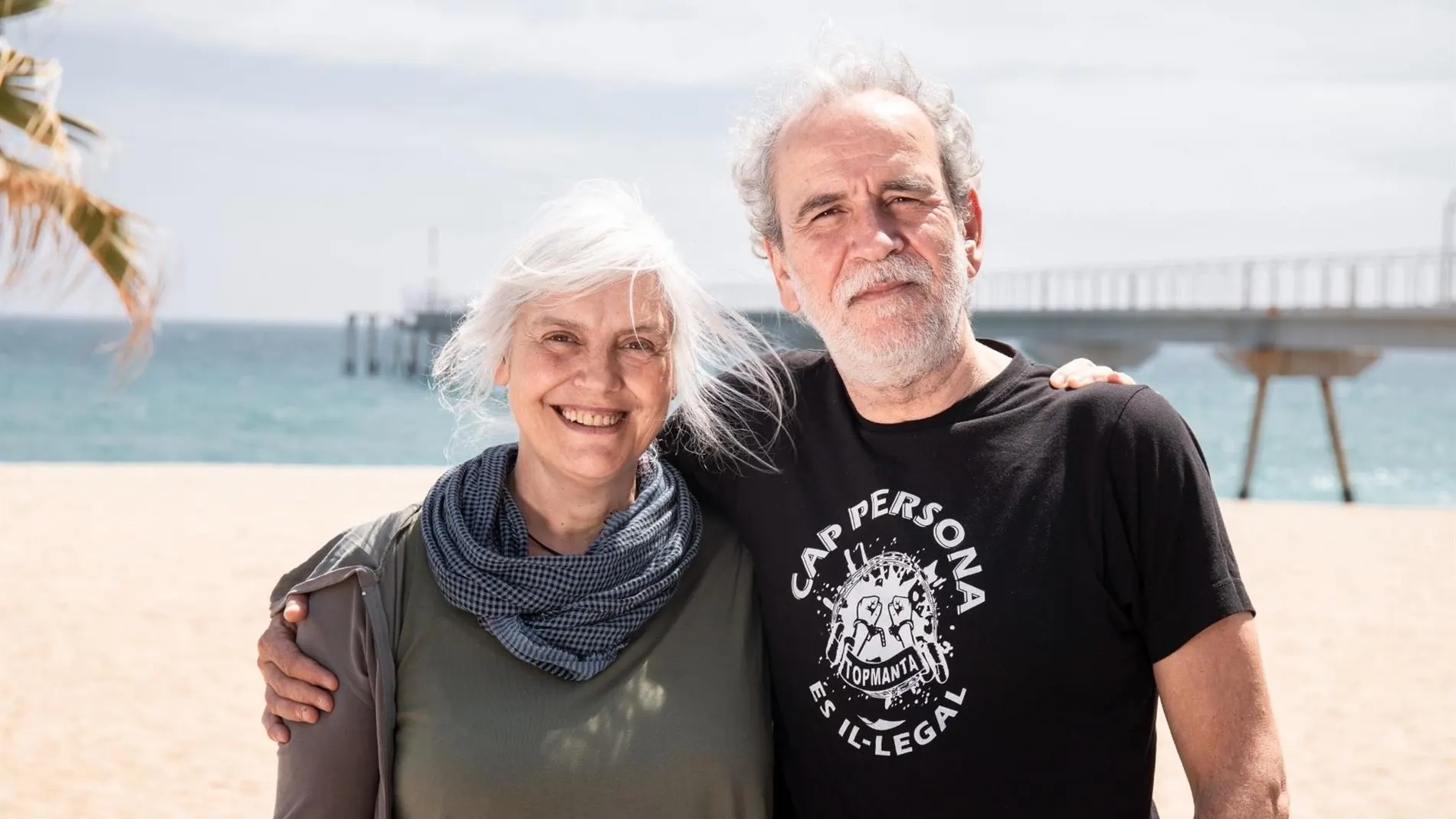 Dolors Sabater y Willy Toledo, en la playa