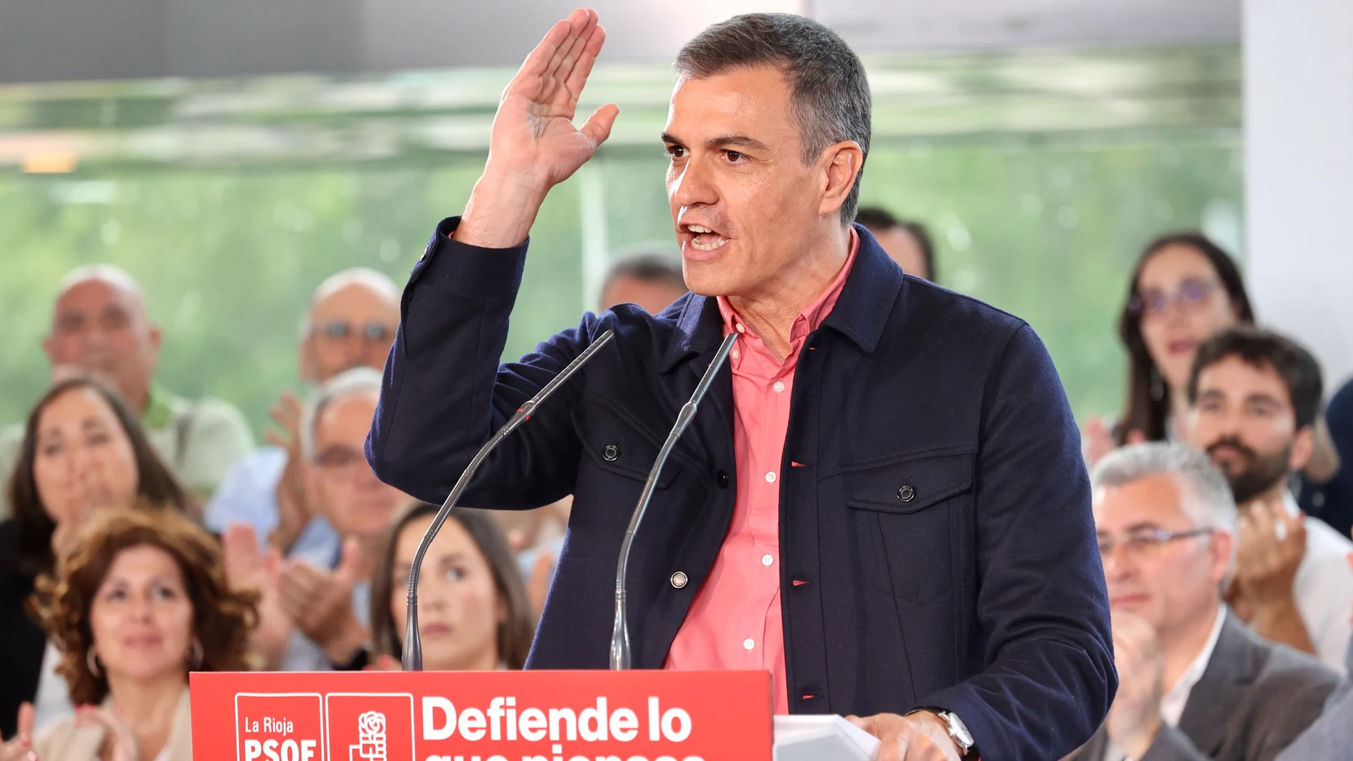 LOGROÑO (LA RIOJA), 27/04/2023.- El líder nacional del PSOE y presidente del Gobierno de España, Pedro Sánchez, participa en un acto de campaña electoral en Logroño, en apoyo a los candidatos de su partido al Ejecutivo de La Rioja, Concha Andreu; y a la Alcaldía de la capital riojana, Pablo Hermoso de Mendoza, quienes optan a la reelección el 28 de mayo, este jueves en el Palacio de Congresos Riojaforum. EFE/ Raquel Manzanares