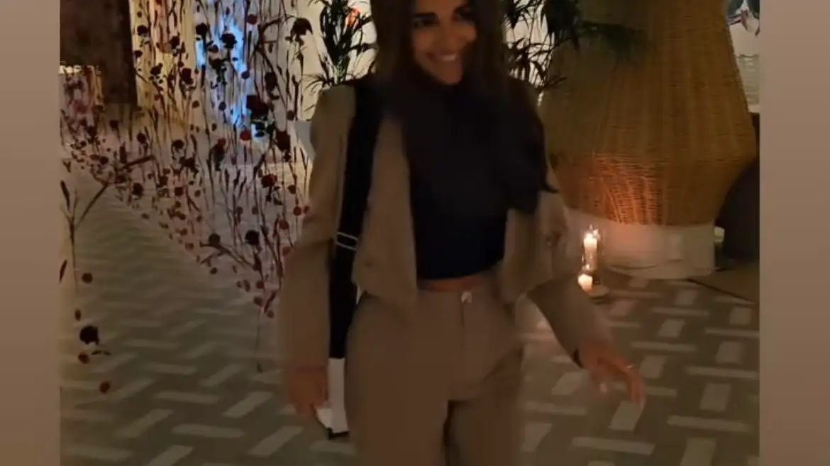 Paula Echevarría con traje y zapatillas.