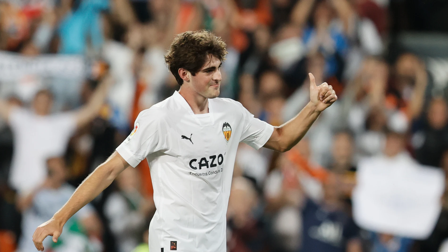 VALENCIA, 27/04/2023.- El centrocampista del Valencia Javi Guerra tras marcar el 2-1 al final del encuentro de la jornada 31 de LaLiga entre el Valencia CF y el Real Valladolid, este jueves en el estadio de Mestalla, en Valencia. EFE/ Kai Försterling