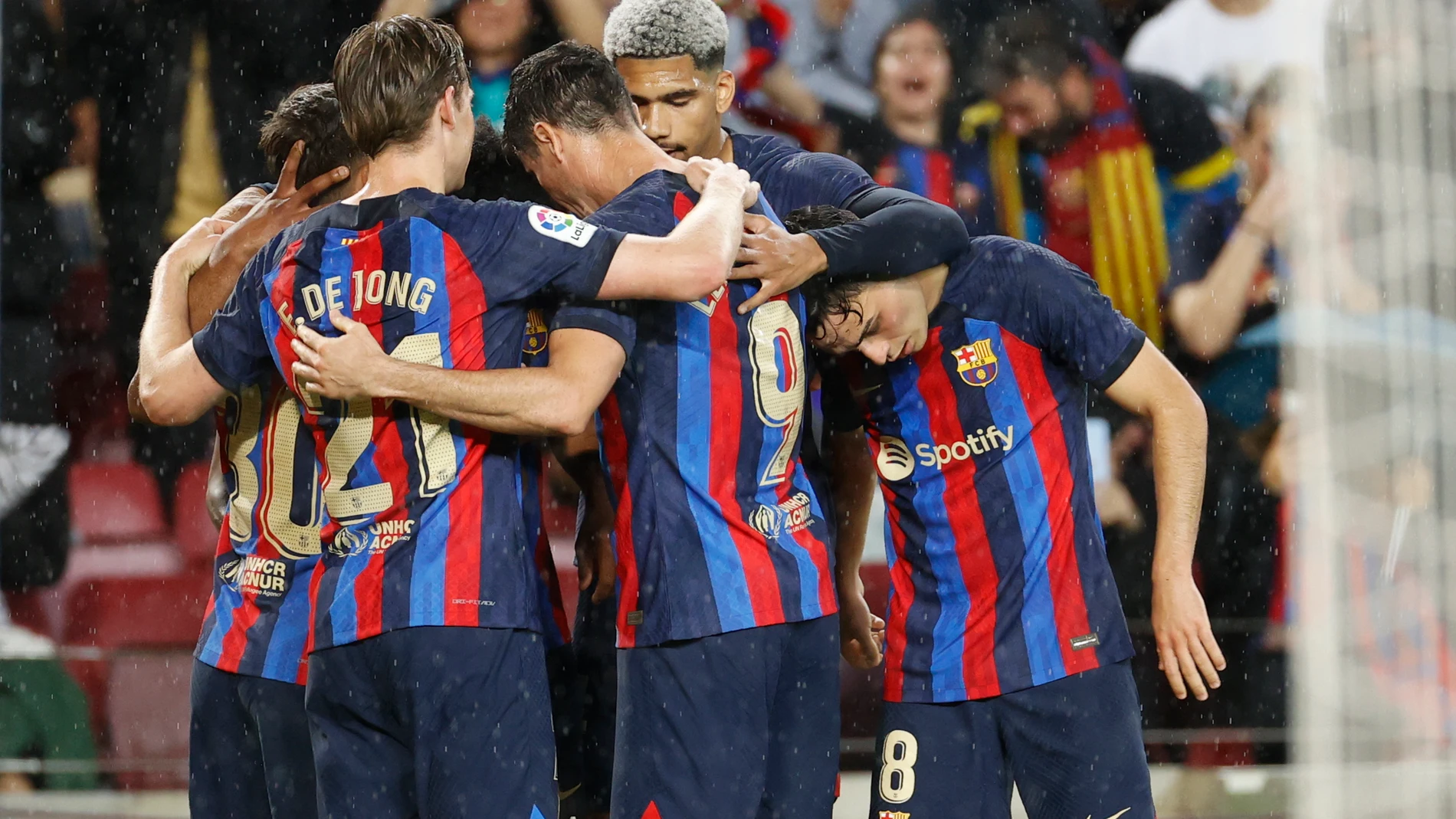 BARCELONA 29/04/2023.- Los jugadores del FC Barcelona celebran el gol de su equipo durante el encuentro correspondiente a la jornada 32 de LaLiga Santander que enfrenta este sábado al FC Barcelona y al Real Betis en el Spotify Camp Nou de la Ciudad Condal. EFE/Toni Albir