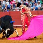 El torero Ginés Marín faena a su primer toro, de la ganadería de El Torero, en la decimotercera corrida de abono de la Feria de Abril esta tarde en la plaza de la Real Maestranza de Sevilla.