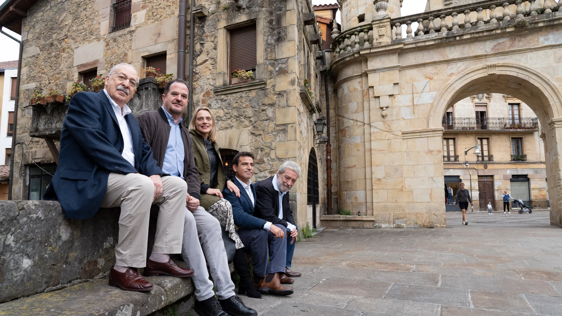 (I-D) El concejal del PP en Durango, Juanjo Gastañazatorre, el presidente del PP vasco, Carlos Iturgaiz, la candidata a diputada general del PP por Bizkaia, Raquel González, el concejal del PP en Bilbao, Carlos García y el director de Gabinete de Ayuso, Miguel Ángel Rodríguez durante un acto de precampaña del Partido Popular, a 29 de abril de 2023, en Durango, Vizcaya, País Vasco (España). Miguel Ángel Rodríguez va de candidato, de manera simbólica, en el último puesto de la lista municipal para las elecciones municipales del próximo 28 de mayo en la localidad vizcaína de Durango. Esto se produce tras anunciarse que la presidenta de la Comunidad de Madrid, Isabel Díaz Ayuso, cerrará la lista electoral con la que su partido se presenta a la Alcaldía de Bilbao, como muestra de apoyo "al partido en el País Vasco, la Constitución y la unidad de España". 29 ABRIL 2023;POLÍTICA;PAÍS VASCO;PP Fernando Gómez / Europa Press 29/04/2023
