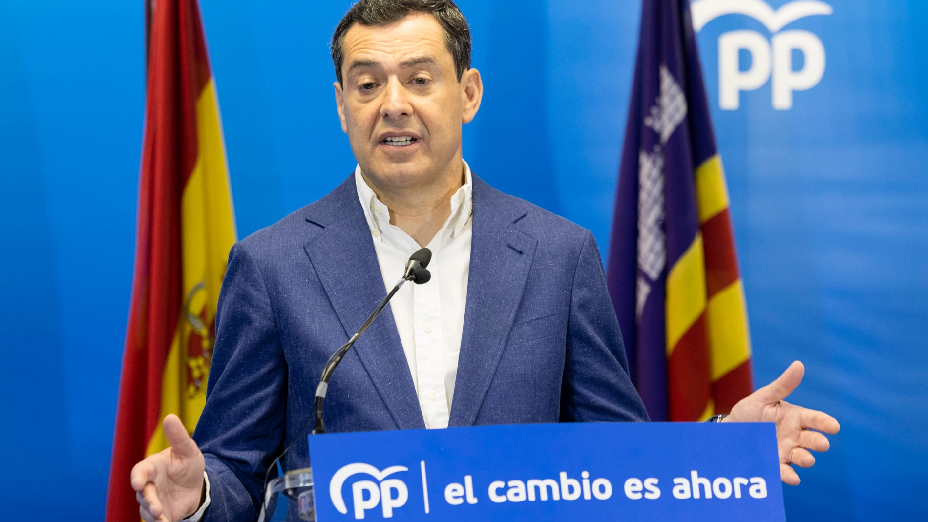 GRAF8935. PALMA DE MALLORCA, 29/04/2023.- El presidente de la Junta de Andalucía, Juanma Moreno, explica en rueda de prensa la experiencia en Andalucía del departamento acelerador de inversiones que la líder popular balear, Marga Prohens, propone para esta Comunidad Autónoma, este sábado, en Palma de Mallorca. EFE/ Cati Cladera