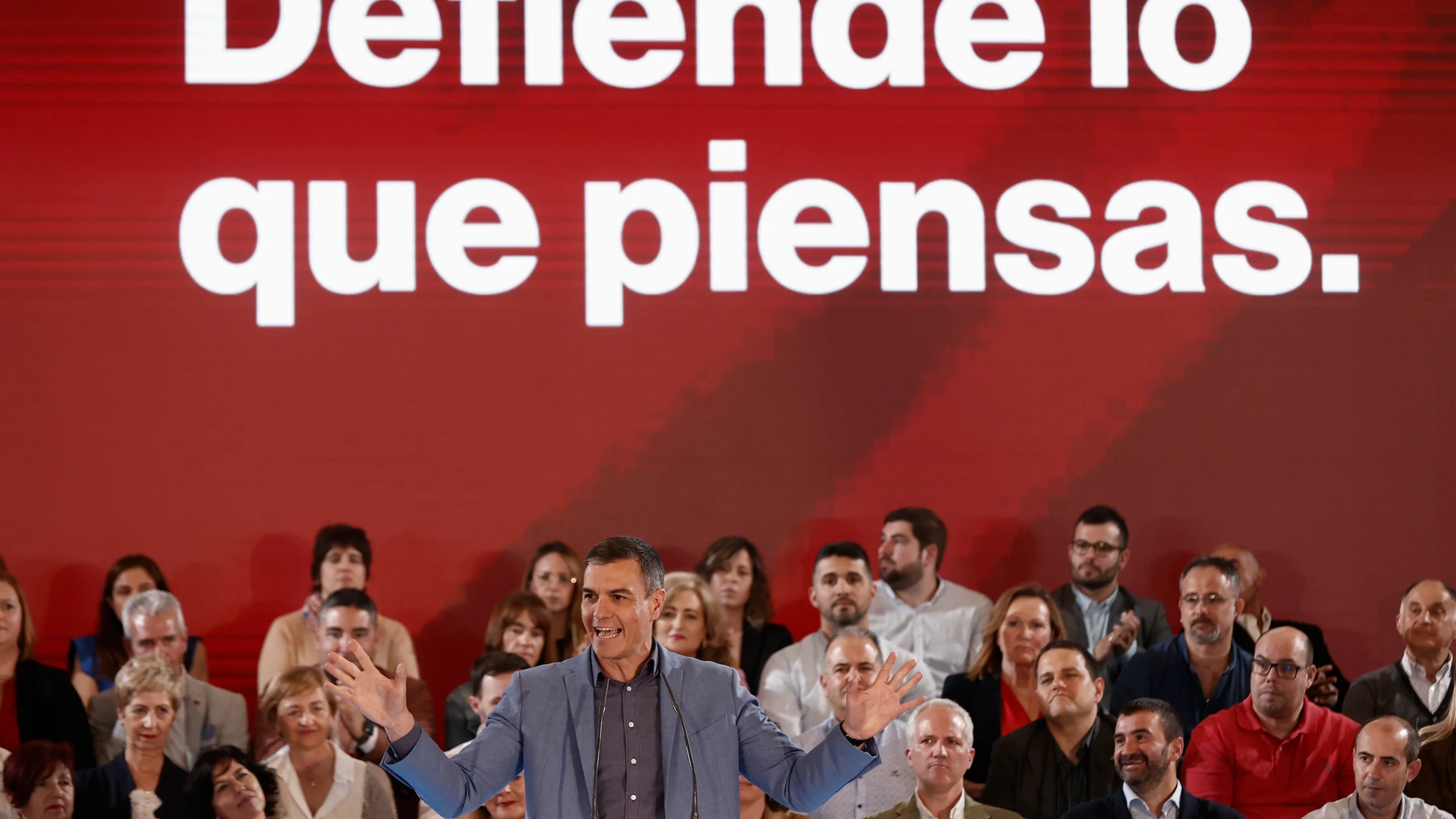 PAMPLONA, 29/04/2023.- El secretario general del PSOE y presidente del Gobierno, Pedro Sánchez (c), interviene en el acto de presentación de la candidata a la alcaldía de Pamplona, Elma Saiz. EFE/Jesús Diges
