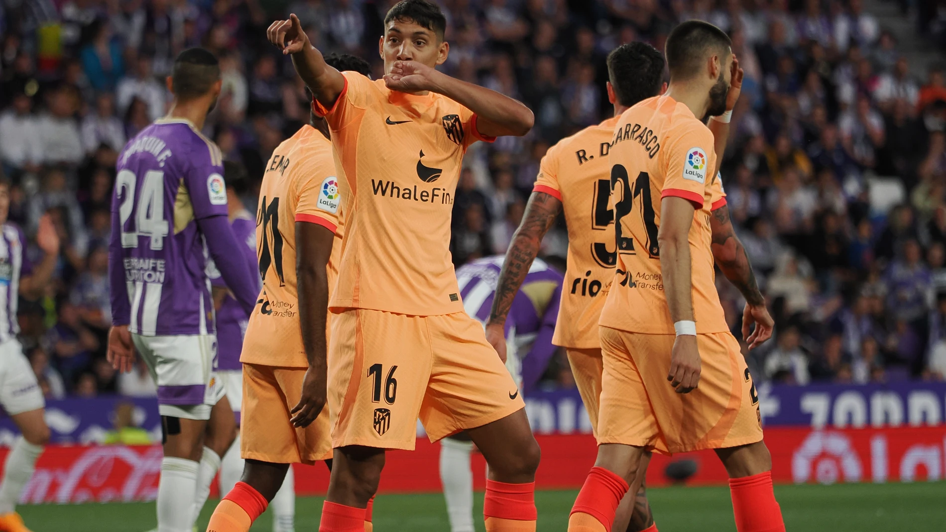 VALLADOLID, 30/04/2023.- El defensa argentino del Atlético de Madrid Nahuel Molina celebra su gol, primero de los colchoneros ante el Real Valladolid, durante el partido de la jornada 32 de Liga en Primera División que Real Valladolid y Atlético de Madrid disputan hoy domingo en el estadio José Zorrilla, en Valladolid. EFE/R. García