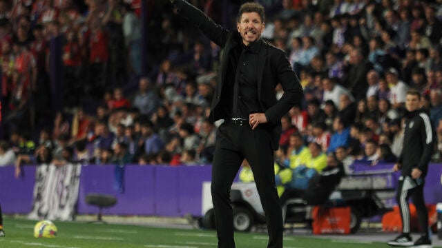 Simeone da instrucciones en la banda de Zorrilla