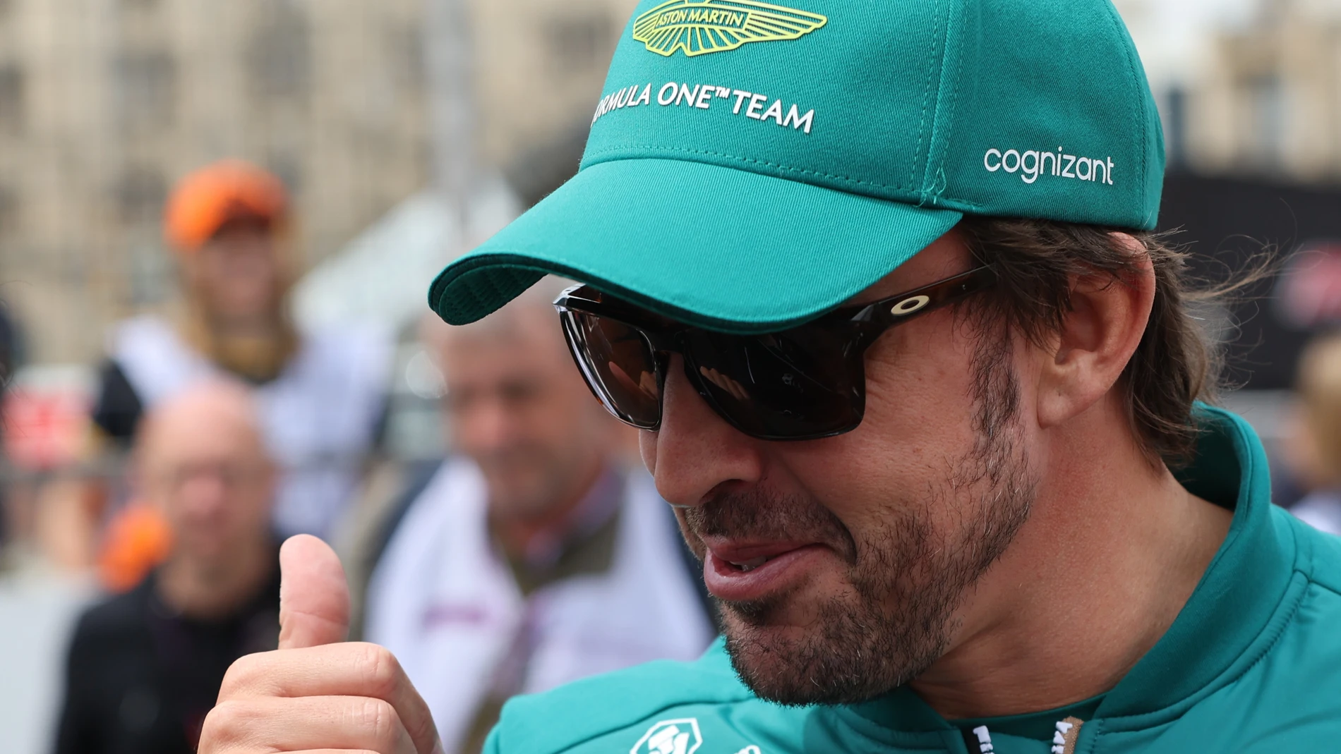 Baku (Azerbaijan), 30/04/2023.- Spanish Formula One driver Fernando Alonso of Aston Martin talks during the presentation of Formula One's drivers at the grid prior the 2023 Formula One Grand Prix of Azerbaijan at the Baku City circuit, Azerbaijan, 30 April 2023. (Fórmula Uno, Azerbaiyán) EFE/EPA/ALI HAIDER